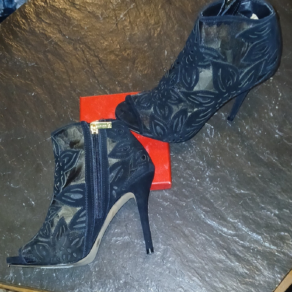 Elegant Black Lace Ankle Boots - Picture 2 of 8
